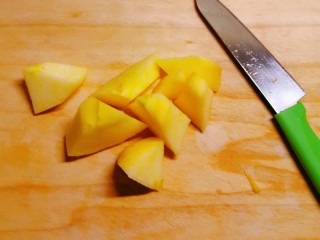 3、苹果雪梨汤,切块