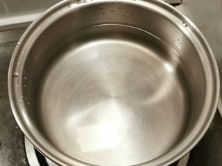 8、苹果雪梨汤,锅中放入清水 烧开