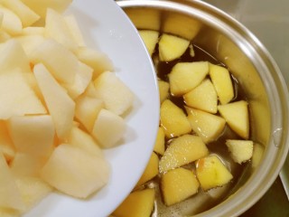 10、苹果雪梨汤,放入雪梨块