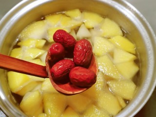 12、苹果雪梨汤,放入红枣