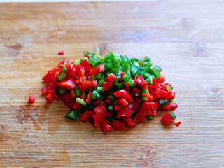 3、肉酱拌面,红绿椒洗干净去根，切小丁。