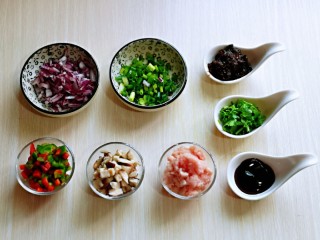 4、肉酱拌面,洋葱去皮切丁，小葱，香菜去根洗干净切碎，焯水的香菇切丁，准备工作做好。