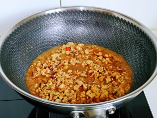 11、肉酱拌面,加入半小碗纯净水，大火烧开转中火翻炒1分钟。