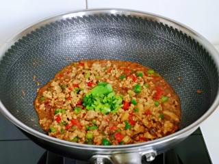 13、肉酱拌面,淀粉用少许水化开，倒入肉酱中，快速翻炒至粘稠，加入切好的香菜，翻炒均匀关火盛出备用。