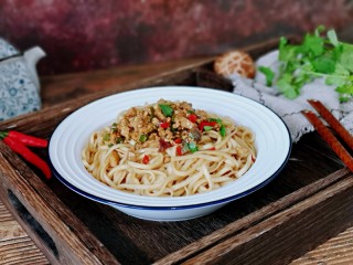 16、肉酱拌面,拌均匀即可食用，天热越简单越好，但是也要保持口感及口味哈～好吃的挂面，空心挂面最佳之选，爱自己，爱孩子，爱家人，一日三餐，不将就。