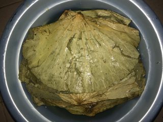 1、荷香糯米鸡,荷叶浸泡半小时至软