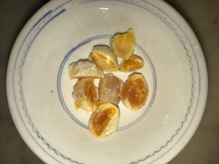 2、荷香糯米鸡,4个咸蛋煮熟后取出蛋黄，切半。这个分量做10个糯米鸡应该用5个蛋黄，但是我剩下4个了。