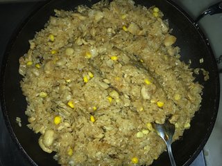 4、荷香糯米鸡,加入糯米翻炒均匀即可