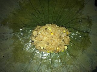 5、荷香糯米鸡,再盖一层糯米饭包好