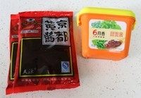 1、二合一炸酱面,甜面酱和黄酱混合，加入料酒和适量凉开水泄开