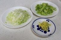 2、二合一炸酱面,姜切姜末，大葱分开葱白和葱绿，分别切葱花备用。