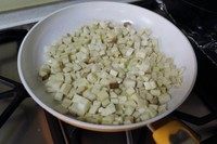 3、二合一炸酱面,锅内下比平时炒菜多的油，放入杏鲍菇粒煸炒。