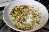 4、二合一炸酱面,炒到杏鲍菇体积变小，表面金黄，捞出备用。