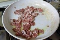 5、二合一炸酱面,锅内加入少许油，加入肉馅翻炒。