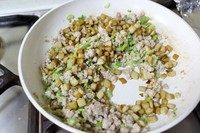 7、二合一炸酱面,再加入杏鲍菇粒。