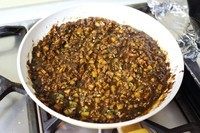 8、二合一炸酱面,加入调好的调味料，转小火拌均后加入白糖，小火慢慢翻炒，千万不要糊锅。煸炒要有耐心，看看酱和肉渗出的油分离，酱上飘着一层透亮的油酱才算真的炸好了。