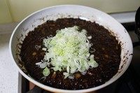 9、二合一炸酱面,关火，出锅前放人剩下葱白的部分。