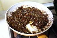 10、二合一炸酱面,然后搅拌一下炸酱就大功告成了