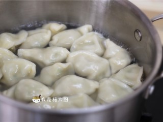 11、西芹猪肉饺子,煮饺子，常言说，仨滚儿的饺子俩滚儿的面，煮饺子水滚三次就熟了