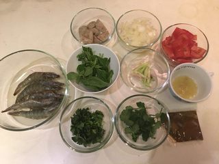 3、泰式酸辣虾汤面,虾洗净、贡丸、洋葱、番茄切块、香菜切末、香茅斜切、柠檬汁、酸辣汤块