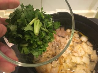 10、泰式酸辣虾汤面,加香菜根部跟末