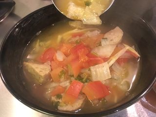 17、泰式酸辣虾汤面,将汤头舀入面碗