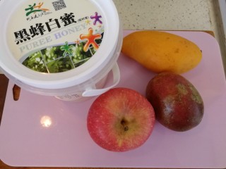 1、百香果+芒果苹果汁,备料：百香果，芒果，苹果，蜂蜜。