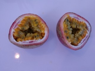 6、百香果+芒果苹果汁,百香果从中间切开（如图）