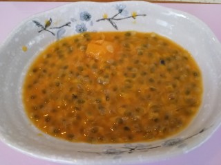 7、百香果+芒果苹果汁,抠出瓤倒入碗里（如图）