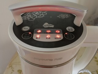 11、百香果+芒果苹果汁,料理机接通电源