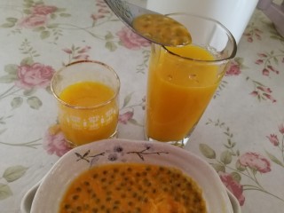 13、百香果+芒果苹果汁,时间到，榨好的果汁，加百香果（如图）