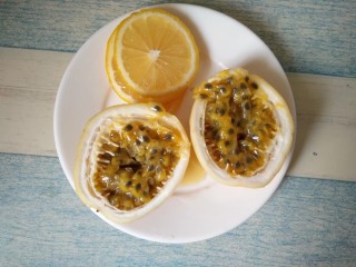 2、百香果柠檬蜂蜜水,百香果一切为二