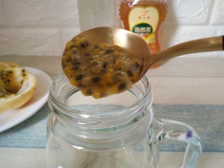 3、百香果柠檬蜂蜜水,取出果肉放入杯中