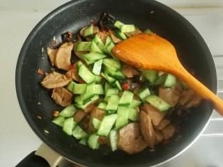 15、鱼香猪肝,加入切好的黄瓜片。