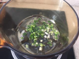 3、中式点心：千层酥,锅里热油，葱段入锅炸香；