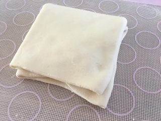 12、中式点心：千层酥,然后上下对折；