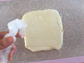 14、中式点心：千层酥,表面喷水；你也可以刷鸡蛋液；
