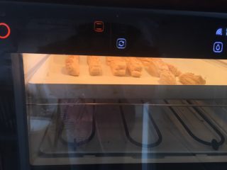 19、中式点心：千层酥,烤箱预热210度、烘烤210度16分钟左右至表面上色；