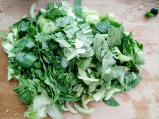 3、黄瓜青菜蛋炒饭,青菜洗干净切碎