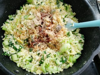 13、黄瓜青菜蛋炒饭,放入盐，胡椒粉，生抽，老抽