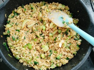 14、黄瓜青菜蛋炒饭,翻炒均匀即可出锅