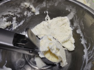 1、不怕化的冰激凌，看我让它72变~,将海象冰激凌放盆里融化。