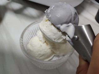 2、不怕化的冰激凌，看我让它72变~,重新凝固后用冰激凌勺舀出。