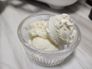 3、不怕化的冰激凌，看我让它72变~,放在玻璃碗中 ，放入冷冻 。