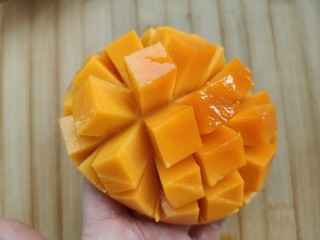 6、不怕化的冰激凌，看我让它72变~,芒果切花，弄成丁。