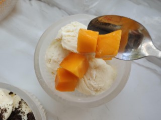 8、不怕化的冰激凌，看我让它72变~,另一个放上芒果丁