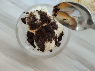 9、不怕化的冰激凌，看我让它72变~,取出冰激凌，放上奥利奥碎