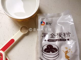 1、黑全麦小刀切馒头,食材。