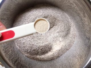2、黑全麦小刀切馒头,酵母加入面粉中。