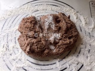 6、黑全麦小刀切馒头,在案板或揉面垫上撒上干粉，把发酵好的面团倒上去，揉匀、揉透。